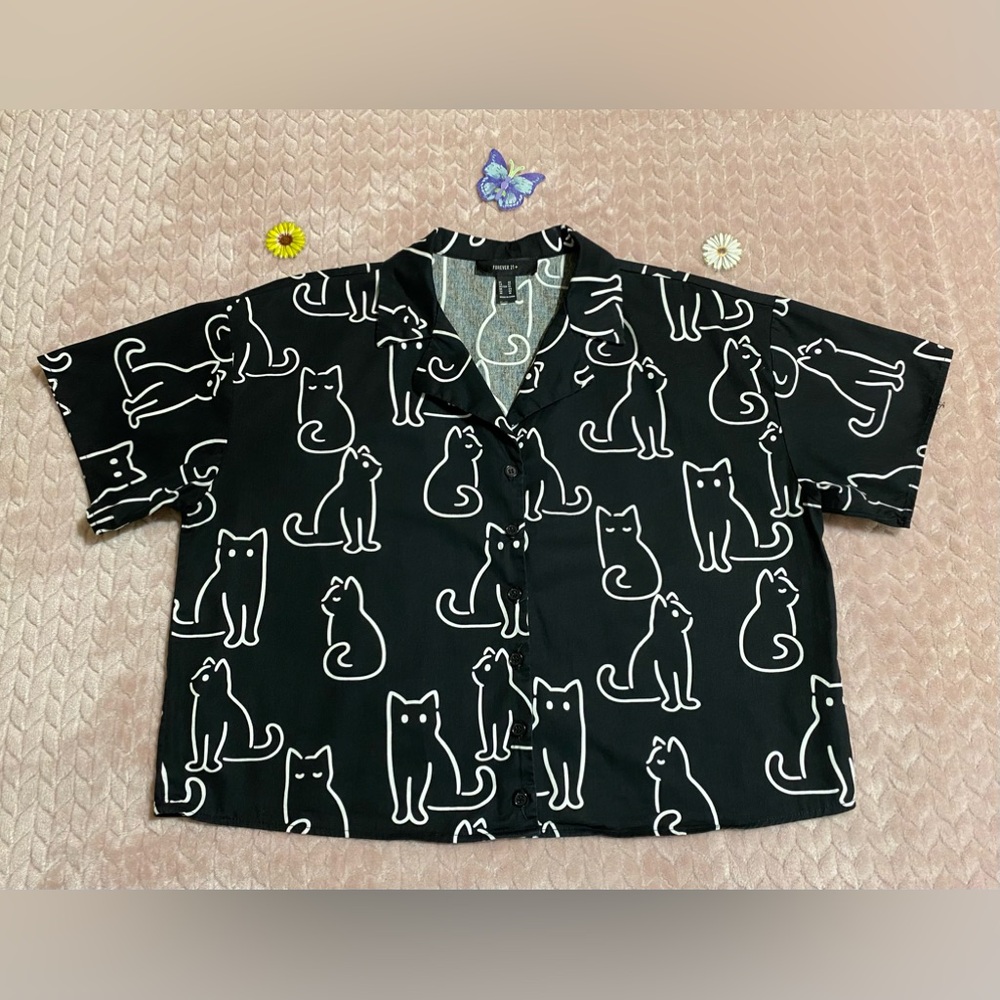 Forever 21+ cropped button down Size 0X black and white cat design